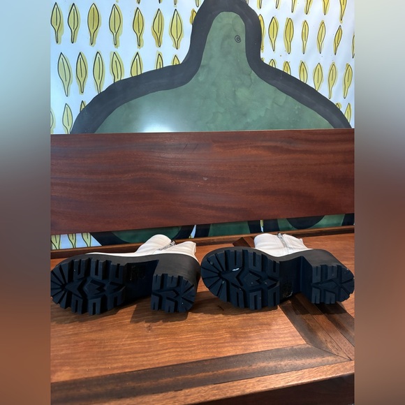 Urban Outfitters White Platform Boots - Picture 4 of 5